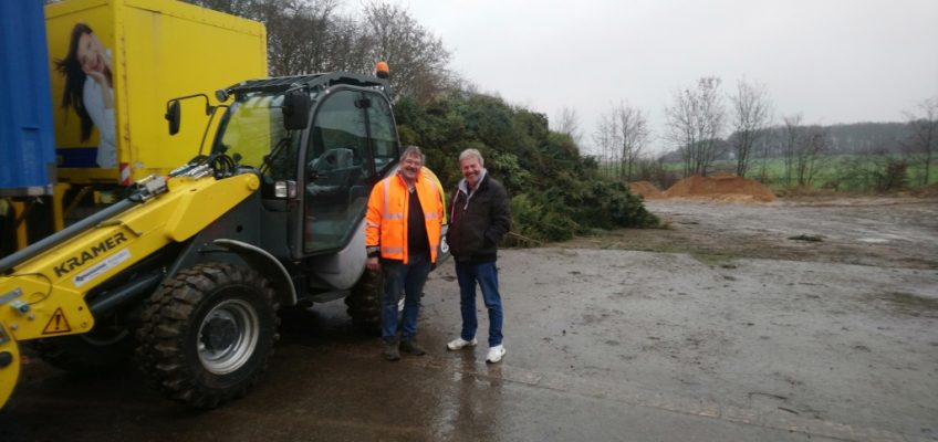 Weihnachtsbaumsammlung am 12.01.2019: Karl-Heinz Vraetz vom Bauhof Waldfeucht und Jugendleiter Peter Peschel präsentieren die gesammelten Weihnachtsbäume